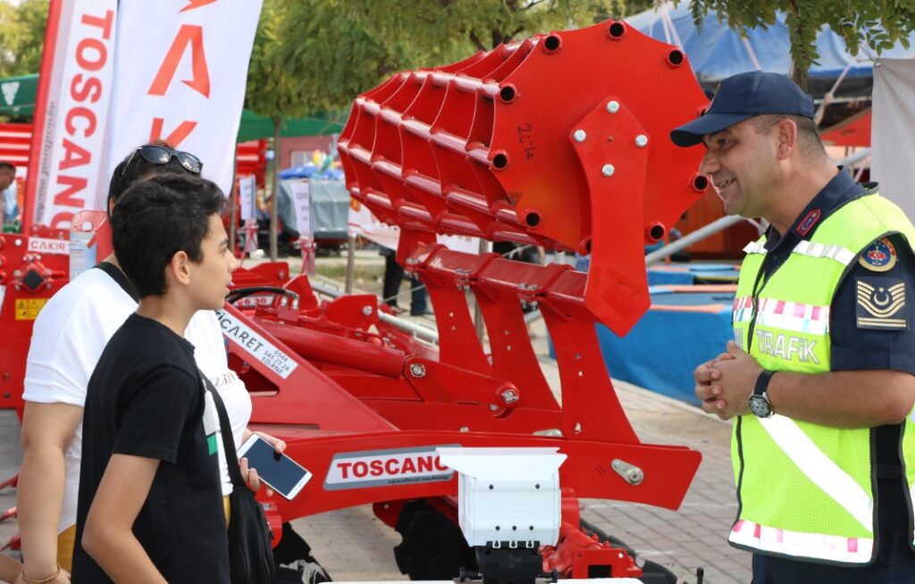 Trafik Jandarma bilgilendirme icin sahada | Edirne Ahval Gazetesi