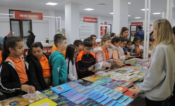 Ogrencilerden Kitap Fuarina yogun ilgi 2 | Edirne Ahval Gazetesi