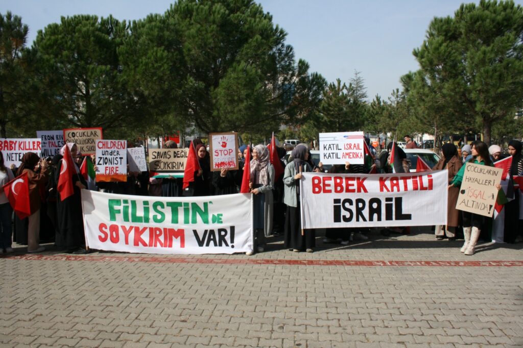 Ogrencilerden savasa sessiz protesto 2 | Edirne Ahval Gazetesi