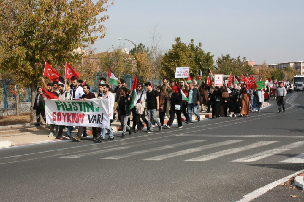 Ogrencilerden savasa sessiz protesto 3 | Edirne Ahval Gazetesi